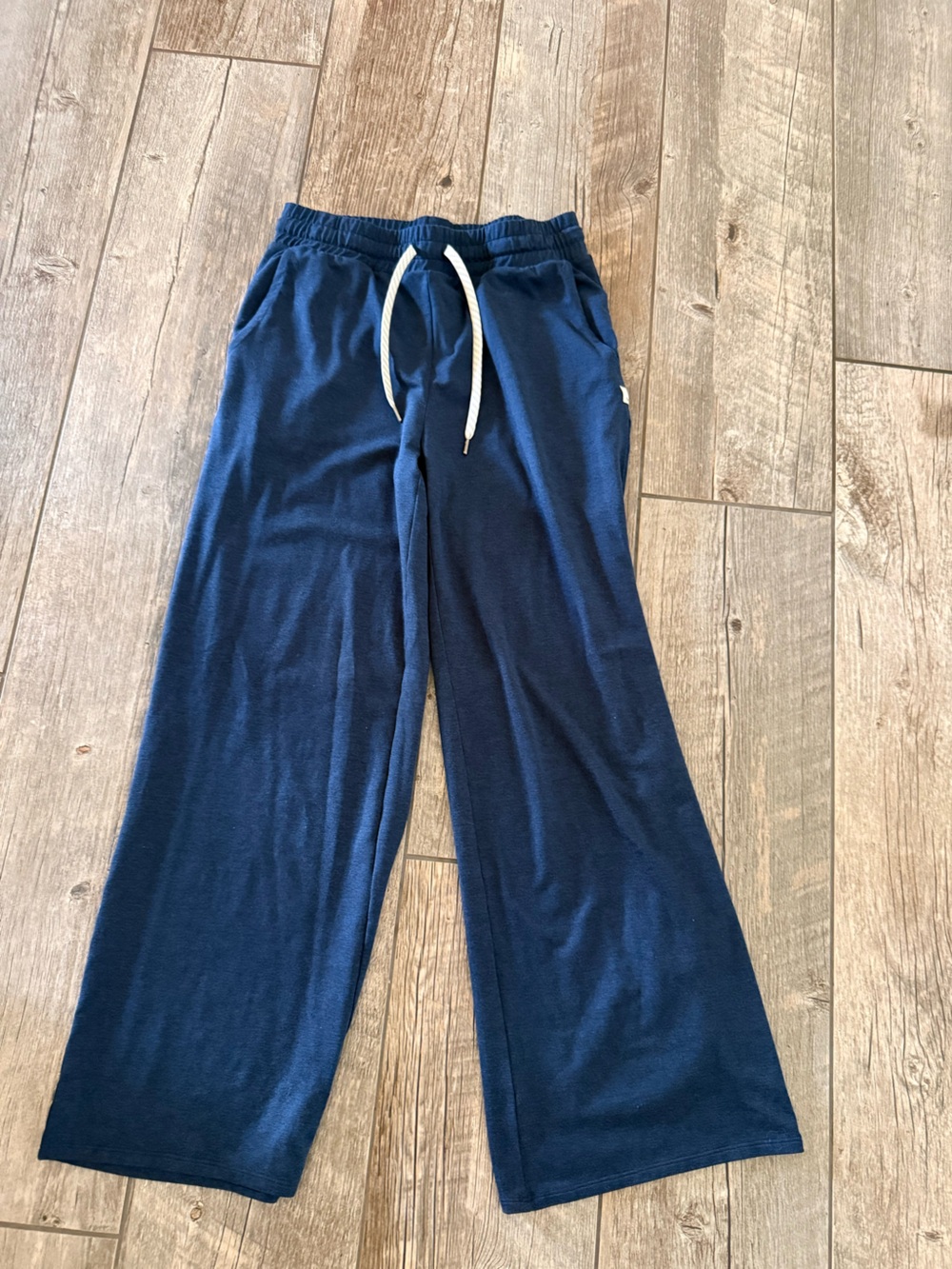 Vuori Women's Navy Wide-Leg Drawstring Joggers small short